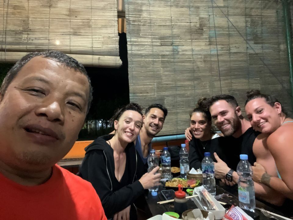 selfie con amigos viaje a tailandi en un restaurante al exterior